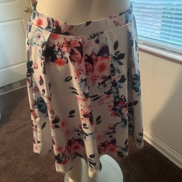 Adrienne Vittadini Blue/Pink/White Floral pull-up skirt, size L - Picture 3 of 5